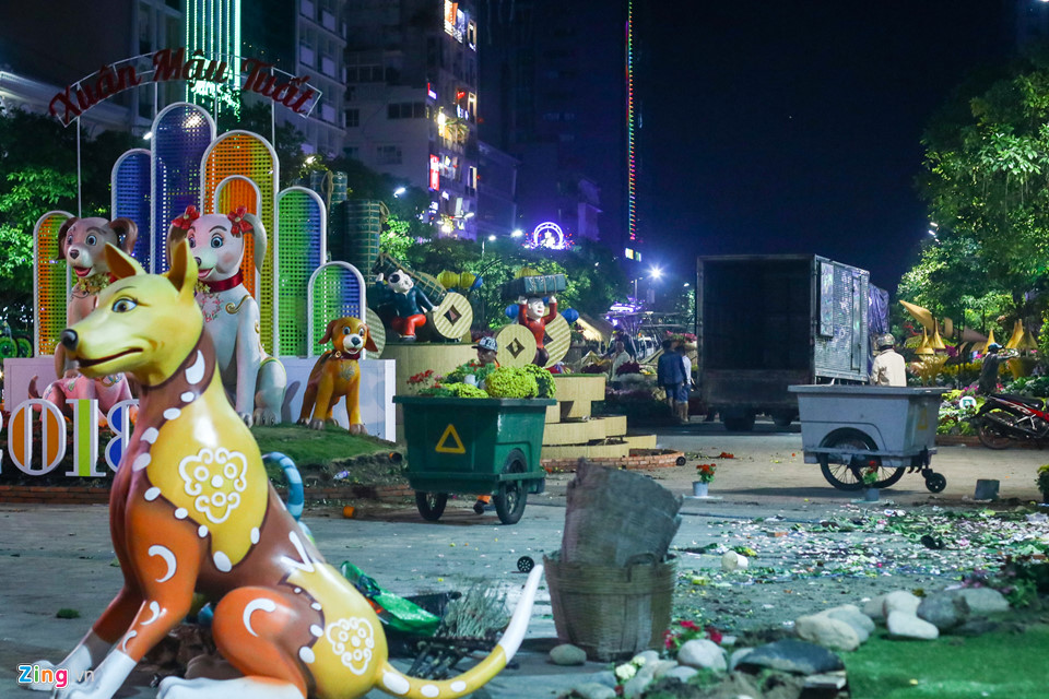 Nhiều người chờ đến khuya để xin hoa đêm bế mạc đường hoa Nguyễn Huệ